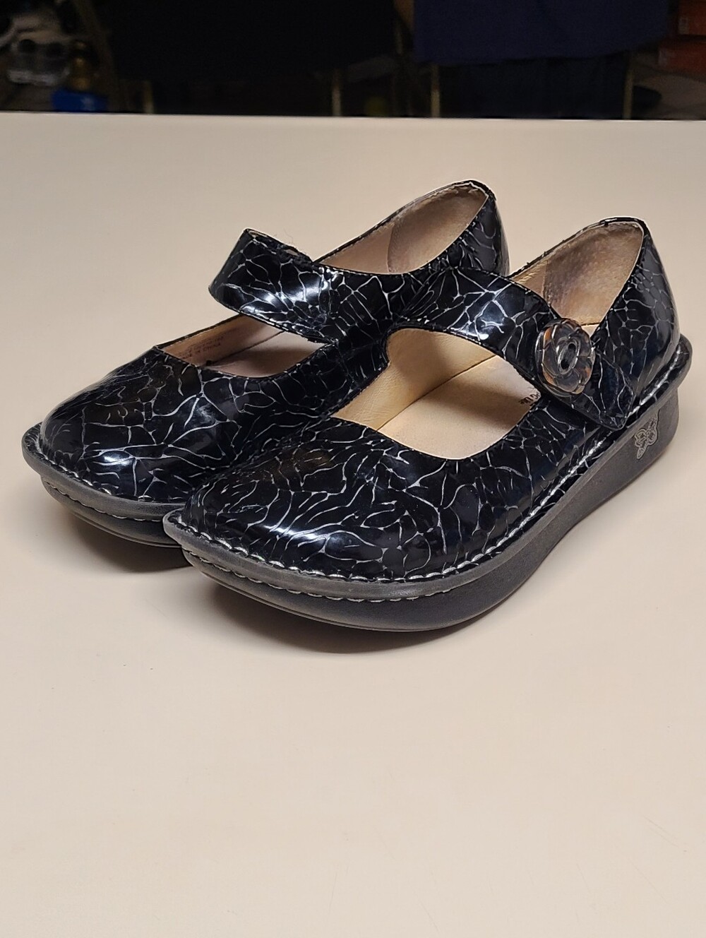 Alegria Paloma Mary Jane Etched Patent leather clogs size 37